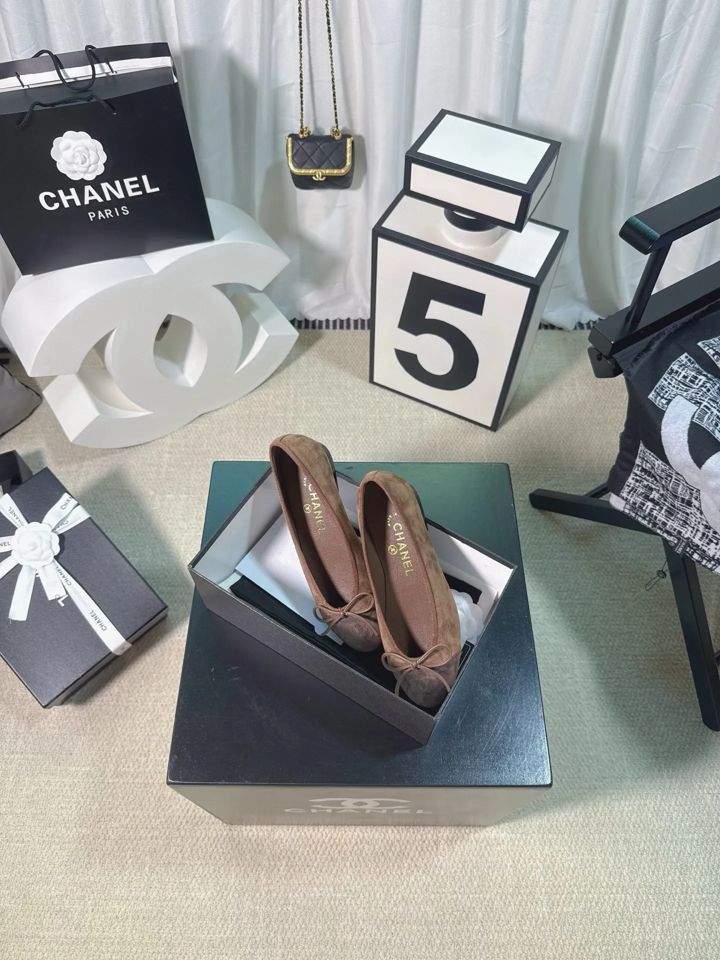 👟👟Ex-factory price 480👟👟 Generation * grade 25s Chanel fragrance is beautiful Maillard color back hollow Sling-back sandals flat/thick heel/high heel Sling-back came out in 1957, and then the two-tone design became a Chanel classic! Very suitable for spring and summer🩰 The two-color design is simple and exquisite, with a square toe and generous temperament. It visually lengthens the leg line. The color of the toe creates a sense of color difference. The back lace design is simple and elegant. It is a classic model that can be worn for hundreds of years. It is worth buying!! Upper: Customized metallic sheepskin. Inner pads: imported sheepskin. Heel height: ballet shoes. Sole: Italian A-grade genuine leather outsole. Size: 35-39 (34.40.41.42.43 is custom-made and non-returnable)